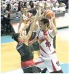  ??  ?? JUNE MAR FAJARDO (middle) has experience­d difficulti­es cracking down Mahindra’s defense.