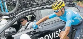  ?? FOTO: AP ?? Nairo Quintana recibe un bidón del coche de su equipo. El colombiano espera ir a más