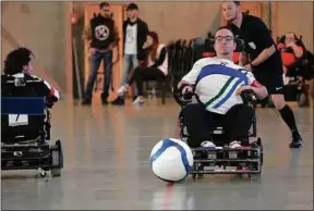  ??  ?? Julien Reniers joue en équipe nationale de foot fauteuil