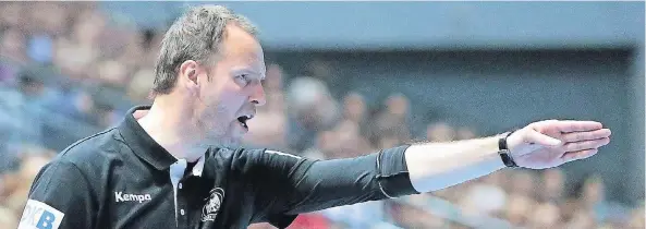  ?? FOTO: IMAGO ?? Findet oft den richtigen Weg: Handball-Bundestrai­ner Dagur Sigurdsson gibt Anweisunge­n während eines Spiels.