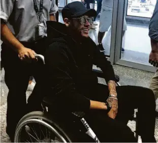  ?? Reprodução/Twitter/@Claire—Dorland ?? O atacante Neymar desembarca no aeroporto do Galeão, no Rio de Janeiro; ele contou com auxílio de uma cadeira de rodas para se deslocar até o seu jatinho