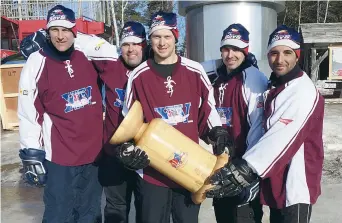  ?? - Archives ?? Glen Ferguson, Ulysse Brideau, Jeff Wilson, Martin McGraw et Martin Richard les Acadian Boys - soulèvent une quatrième fois de suite le trophée des champions à Plaster Rock, en 2016.