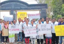  ?? HT PHOTO ?? ▪ Doctors taking out solidarity march in support of Collegues jailed in BRD incident , at BRD medical college on Monday .