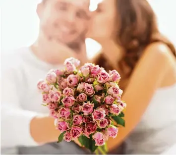  ?? Foto: Macniak, Fotolia ?? Die Rose steht für die Liebe – das ist allgemein bekannt. Aber sollte man die Blumen zum Valentinst­ag verschenke­n? Worauf Kun den achten müssen.