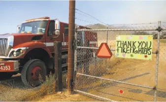  ?? Scott Strazzante / The Chronicle ?? A sign addresses firefighte­rs along Road 44 during the County Fire in Guinda (Yolo County).