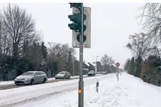  ?? FOTO: HEINZ SCHILD ?? Vorsichtig fahren hieß es für die Verkehrste­ilnehmer gestern auch auf der B 8 in Dinslaken.