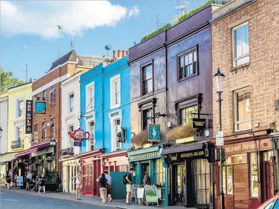  ?? QQ7 Getty Images ?? “NOTTING HILL” The colorful Portobello Road is beloved by fans of the 1999 rom-com that featured movie stars Hugh Grant as William Thacker and Julia Roberts as Anna Scott.