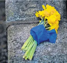  ?? ?? Flowers for freedom: daffodils left outside the Ukraine Embassy in Dublin on Thursday