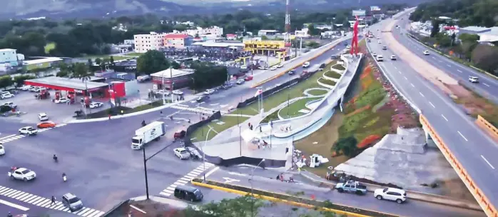  ?? FUENTE EXTERNA ?? La isleta de la entrada a La Vega comunica con la autopista Duarte hacia Santiago y también hacia Santo Domingo.