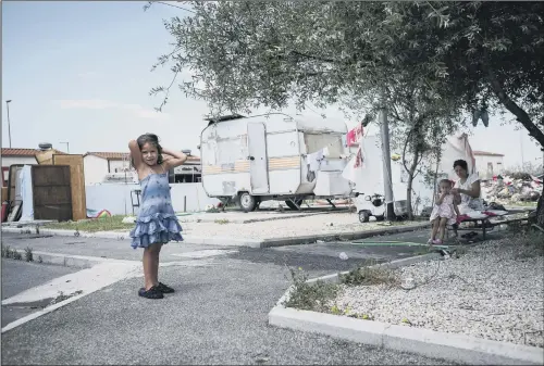  ??  ?? Roma children, born in Italy, in the Barbuta camp in Rome yesterday.