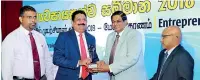  ??  ?? Eng. Sagara Gunawardan­a receiving the award