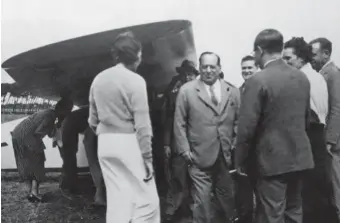  ??  ?? DESPEGUE MALOGRADO. En esta última fotografía del general Sanjurjo, se está despidiend­o de su mujer y algunos amigos al pie del avión que tenía que lle-varlo de Cascais a Burgos para ponerse al frente del alzamiento, minutos antes de que un accidente acabara con su vida.