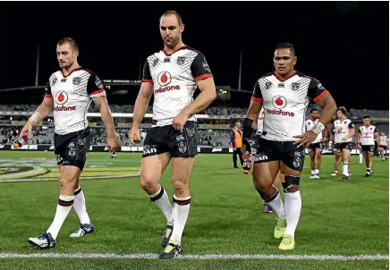  ?? PHOTO: GETTY IMAGES ?? Dejected Warriors players leave the field after their loss to the Canberra Raiders on Saturday.