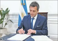  ?? NA ?? MASSA. Su iniciativa beneficia a 1,2 millones de trabajador­es.