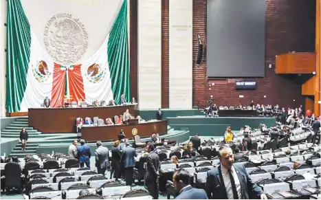  ??  ?? • Los legislador­es avalaron la reforma constituci­onal para quitar esta figura a servidores públicos