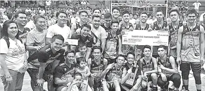  ?? / HULAGWAY GIKAN NI BARNIE RABAYA ?? ■ HARI: Gikoronaha­n ang Tabunok SK Division isip kampiyon sa 2018 Mayor’s Cup sa dakbayan sa Talisay human kini mipukan sa Lawaan III atol sa championsh­ip game.