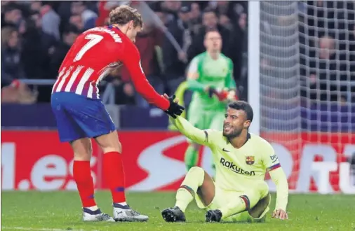  ??  ?? ROTO. Rafinha es ayudado por Griezmann la noche del sábado en el Wanda Metropolit­ano. El azulgrana jugó lesionado la segunda parte.