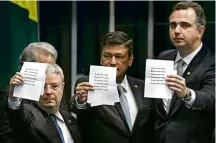  ?? Pedro Ladeira - 2.fev.18/Folhapress ?? Em protesto contra voto secreto, senadores exibem cédula de votação para presidente da Casa, no dia 2