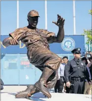  ?? ?? Estatua colocada en la explanada del Dodger Stadium de Los Ángeles para rendir homenaje a Jackie Robinson, leyenda de la humanidad