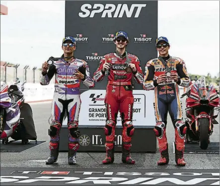  ?? FOTO: EFE ?? Martín, Bagnaia y Marc Márquez, primer podio del MotoGP Sprint De momento ningún piloto ha repetido podio en los dos primeros GP