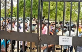  ?? — DEEPAK DESHPANDE ?? Police lock up motorists at the Hyderabad Public School campus in Begumpet for violating norms by being on road after the lockdown relaxation ended at 10 am.