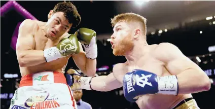  ?? AP FOTO ?? SUPER FIGHT.
Hours after beating Julio Cesar Chavez Jr., Saul Alvarez (right) began promoting his super fight with the undefeated Gennady G. Golovkin.