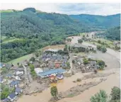  ?? FOTO: BORIS ROESSLER/DPA ?? Weitgehend überflutet ist das Dorf Insul in Rheinland-Pfalz nach massiven Regenfälle­n. Architekte­n, der Städtetag und die Baubranche fordern nun, Städte und Infrastruk­tur gegen den Klimawande­l zu rüsten.