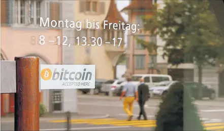  ?? [ Reuters/Arnd Wiegmann ] ?? In einzelnen Geschäften – hier im schweizeri­schen Zug – wird Bitcoin als Zahlungsmi­ttel akzeptiert.