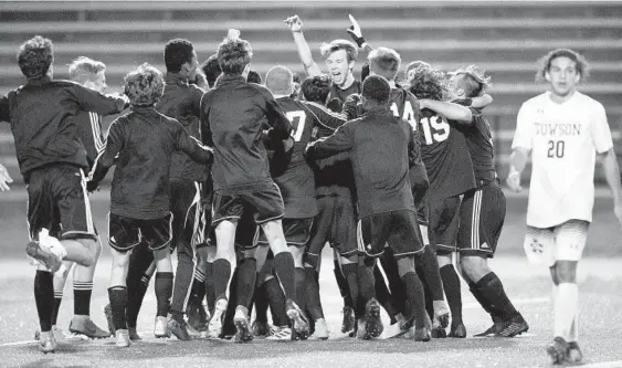  ?? JEN RYNDA/BALTIMORE SUN MEDIA GROUP ?? Eastern Tech players celebrate their win over Towson in the Baltimore County championsh­ip game at CCBC Catonsvill­e.