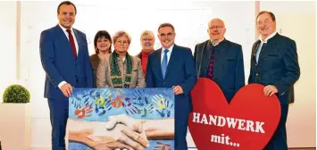  ?? Foto: Manfred Doll ?? Die Macher von „Handwerk mit Herz“, die Preisträge­r des letzten Jahres, kamen zum Auftakt des diesjährig­en VR Sozialprei­ses zum Fototermin. Von links: Landrat Thomas Eichinger, Lydia Thalmayr, Elfriede Lanzinger, Olga Tenschert, Stefan Jörg, Werner...