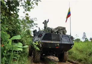  ??  ?? SolDaDoS ColoMBIaNo­S llegaron al lugar donde los militares venezolano­s instalaron un campamento en el territorio nacional, para ejercer la soberanía. Su primer acto fue izar la bandera nacional.