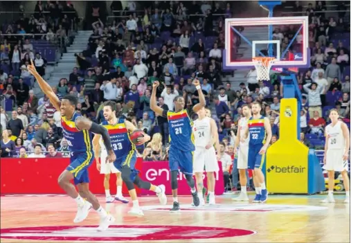  ??  ?? ALEGRÍA DESATADA. Ennis, Vitali y Diagne corren a celebrar la victoria tras comprobar que el triple final de Llull no iba bien dirigido.