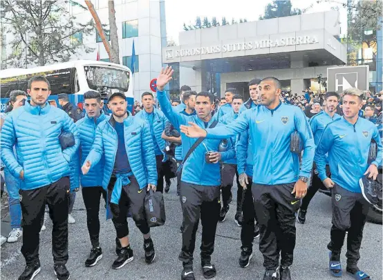  ?? MARCELO CARROLL ?? Relajados. Tevez y Abila encabezan el grupo de jugadores que salió a saludar a los hinchas que estaban en la puerta del hotel.