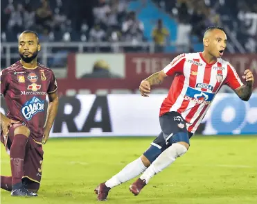  ?? FOTOS LUIS RODRÍGUEZ Y RAFAEL POLO ?? El volante samario Jarlan Barrera celebra el primer tanto de Junior que abrió la remontada ante Tolima.