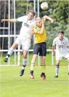  ?? FOTO: THOMAS WARNACK ?? Mengens Kapitän Kevin Hartl (links) und seine Mannschaft sind nun gefordert. Im Spiel gegen den FV Neufra/D. dürfte Druck auf den SchwarzGel­ben lasten.