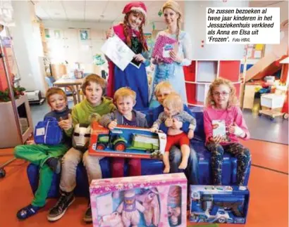  ?? Foto HBVL
FOTO HBVL ?? De zussen bezoeken al twee jaar kinderen in het Jessazieke­nhuis verkleed als Anna en Elsa uit ‘Frozen’.