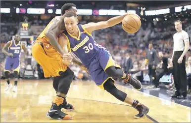  ??  ?? Stephen Curry van Golden State Warriors wordt hard aangepakt tijdens de wedstrijd tegen Phoenix Suns. (Foto: NOS.nl)