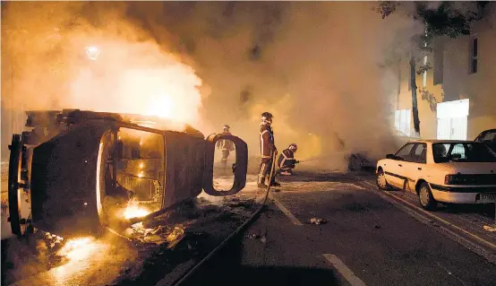  ??  ?? Die Bilder der brennenden Autos erinnern an die schweren Ausschreit­ungen in den Pariser Banlieues von 2005.