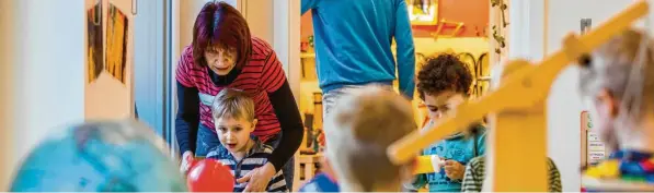  ?? Foto: Jens Büttner, dpa (Symbolbild) ?? Die Kinderbetr­euung wird immer teurer, auch im Landkreis Günzburg.