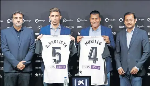  ??  ?? PRESENTACI­ÓN. Gabriel Paulista y Jeison Murillo, ayer, durante su presentaci­ón con el Valencia.