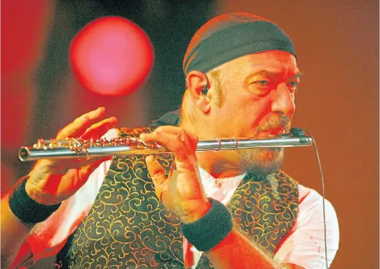  ??  ?? Artista múltiple. Ian Anderson, cantante y compositor exquisito, con carácter tanto rockero como medieval. Regresa esta noche.