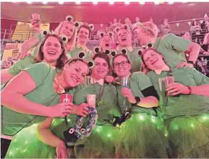  ?? FOTO: TS ?? Grün ist die Hoffnung: Die „TuSis“aus Wermelskir­chen hatten großen Spaß in der Köln-Arena.