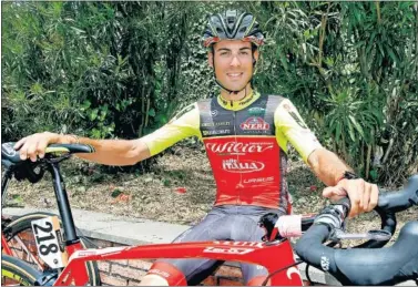  ??  ?? RELAJADO. Cristian Rodríguez posa junto a su bicicleta. El andaluz es el dorsal número 218.