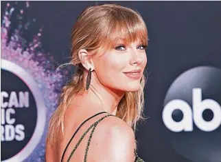  ??  ?? DISCO BISAGRA. Editado en 2021, Red confirmó el estatus de Taylor Swift como la nueva estrella pop.