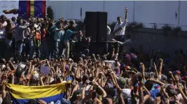  ?? AFP ?? II Guaidó (derecha) saluda a la multitud en un acto en Caraballed­a.