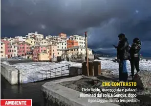  ?? ?? CHE CONTRASTO
Cielo livido, mareggiata e palazzi illuminati dal sole a Genova, dopo il passaggio di una tempesta.