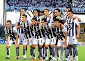  ??  ?? Belgrano y Talleres, eternos rivales y representa­ntes futbolísti­cos de la provincia.