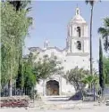  ??  ?? Religión. La capilla de Santa Ana en Semana Santa atrae al turismo.