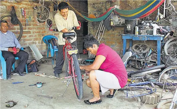  ??  ?? Bachillere­s. Aunque con dificultad­es económicas, Ismael logró graduar de bachillera­to a sus dos hijas. Esa es una de sus satisfacci­ones personales.