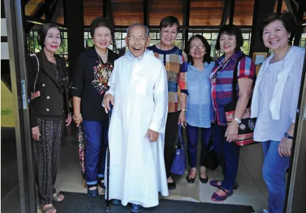  ??  ?? REV. FR. COLOMBANO ADAG is greeted by Sally Leuenberge­r, Dory Arcega. Elma Bacaltos-Resurrecio­n, Lilia Mejia Marilyn Roque and Ellen Cabrera